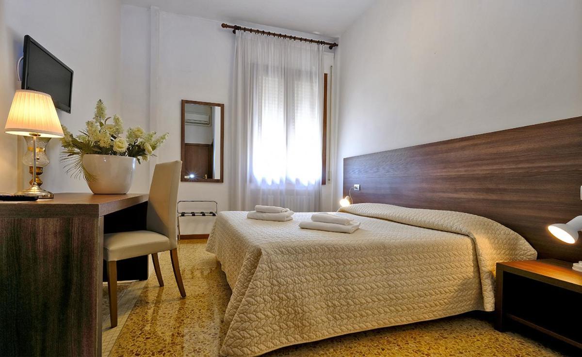 Locanda Al Santuario Peschiera del Garda Luaran gambar