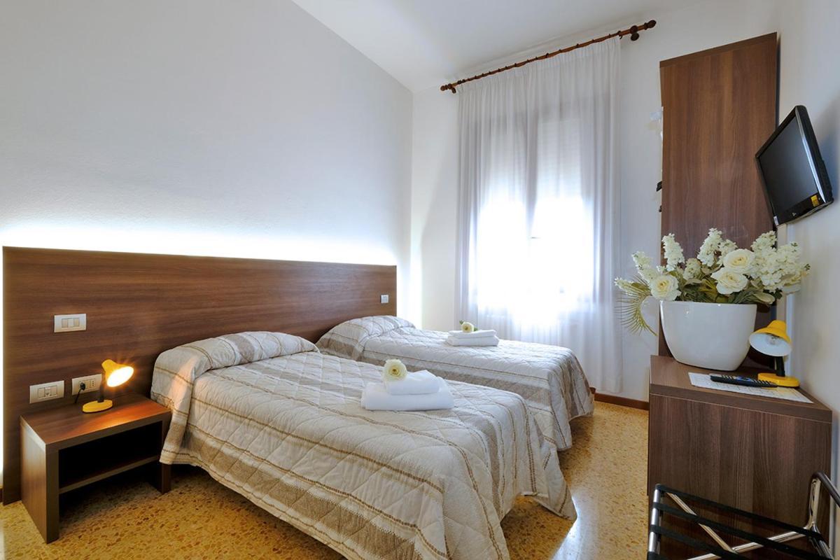 Locanda Al Santuario Peschiera del Garda Luaran gambar